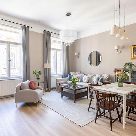 Charming Central Dream Home & Retreat By Prestige Homes Budapest Bagian luar foto